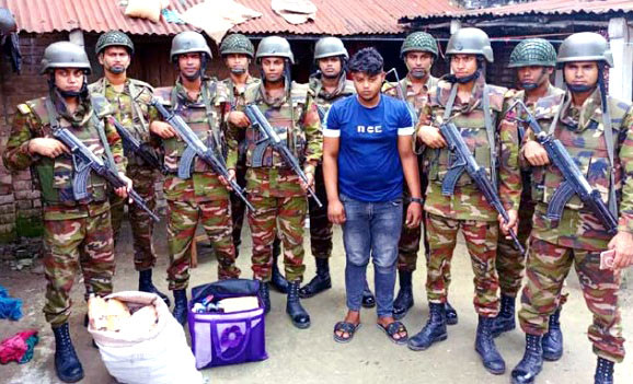 ২৮০ বোতল ফেনসিডিলসহ জামাই-শাশুড়ি আটক